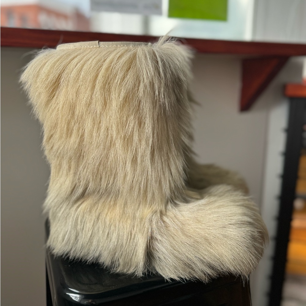Vintage Modes Power 38 CREAM FUR BOOTS EUC - Picture 3 of 7